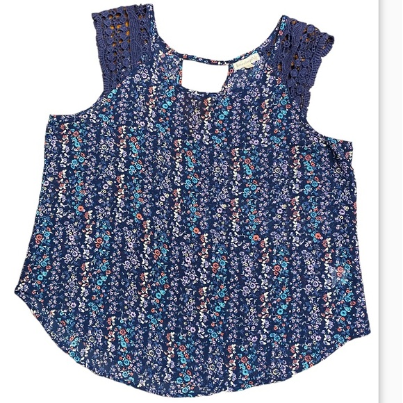 Love on a hanger blouse with crocheted shoulders. Size extra large. - Picture 1 of 10